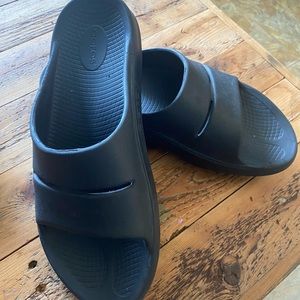 Oofos slides. Mens 11 womens 13. Great shape a couple small scrapes see pictures